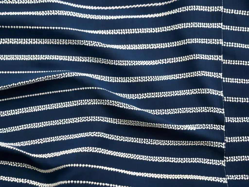Sashiko: Intrincada tela índigo con patrones y texturas Detallado patrón japonés Sashiko en tela índigo, destacando el contraste entre el azul profundo y el blanco brillante