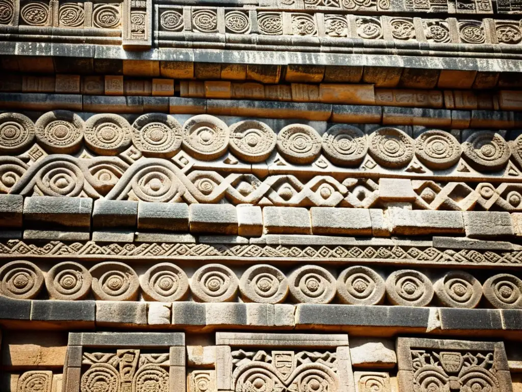 Detalle de los patrones artísticos en ruinas mayas, evocando la belleza atemporal de la herencia artística maya en Chichén Itzá