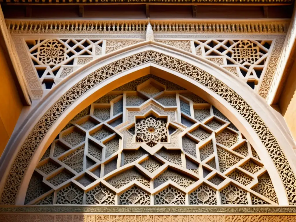 Detalle de los patrones islámicos Alhambra Granada en tonos cálidos, mostrando la artesanía y significado cultural de la ornamentación