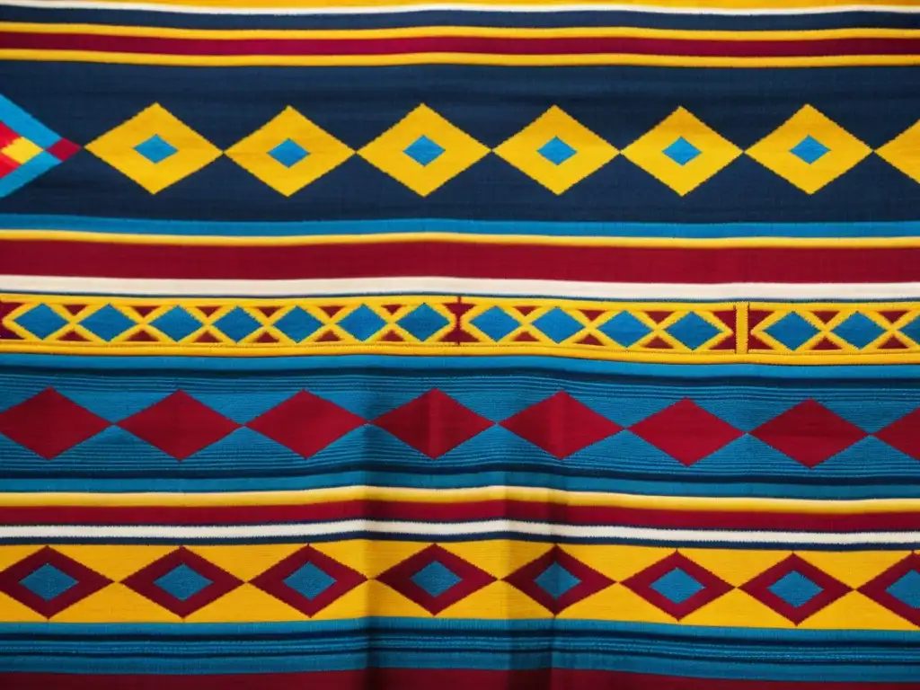 Detalle de un textil andino con patrones artísticos representativos de América Latina en vibrantes colores terrosos