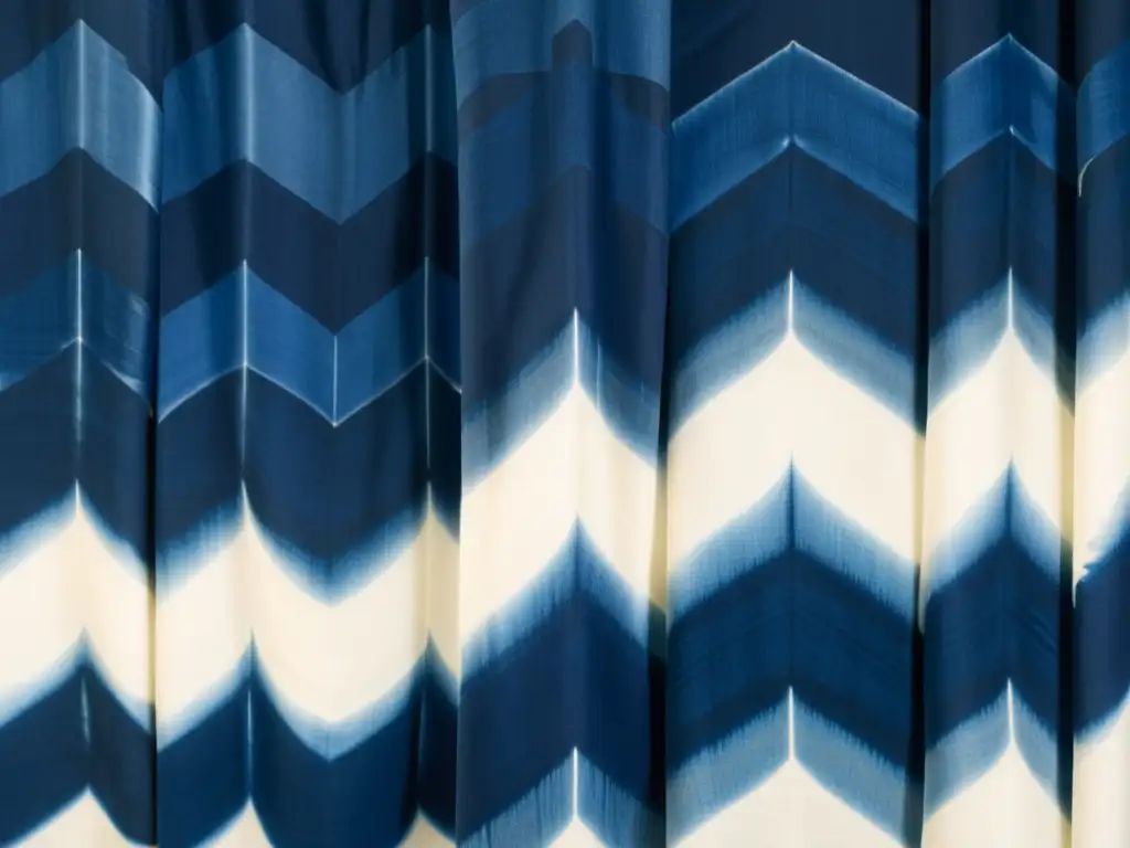 Detalle de tela Shibori vintage en añil con técnicas de diseño patrones Shibori, mostrando intrincados diseños geométricos únicos