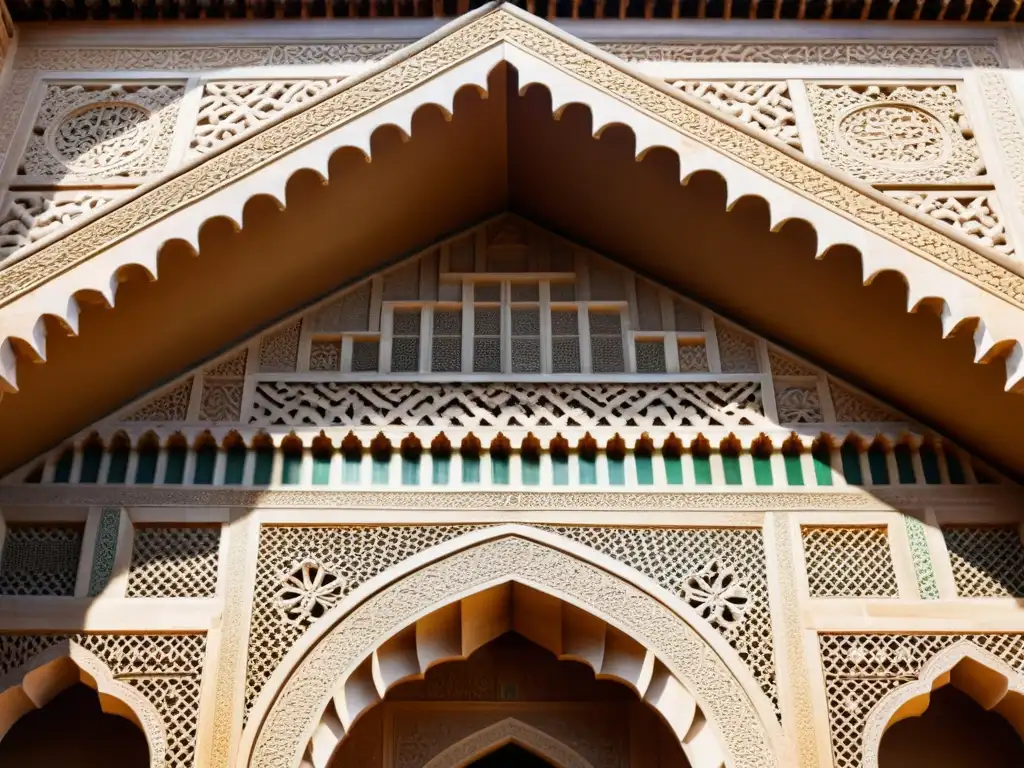 Detalles arquitectónicos de la Alhambra en Granada: patrones y simetría vintage en las paredes, evocando su belleza histórica