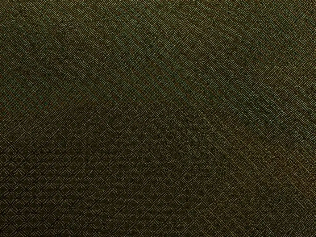 Detalles intrincados de un tejido vintage en tonos terrosos, evocando nostalgia y artesanía, con un efecto patrones repetitivos percepción marca