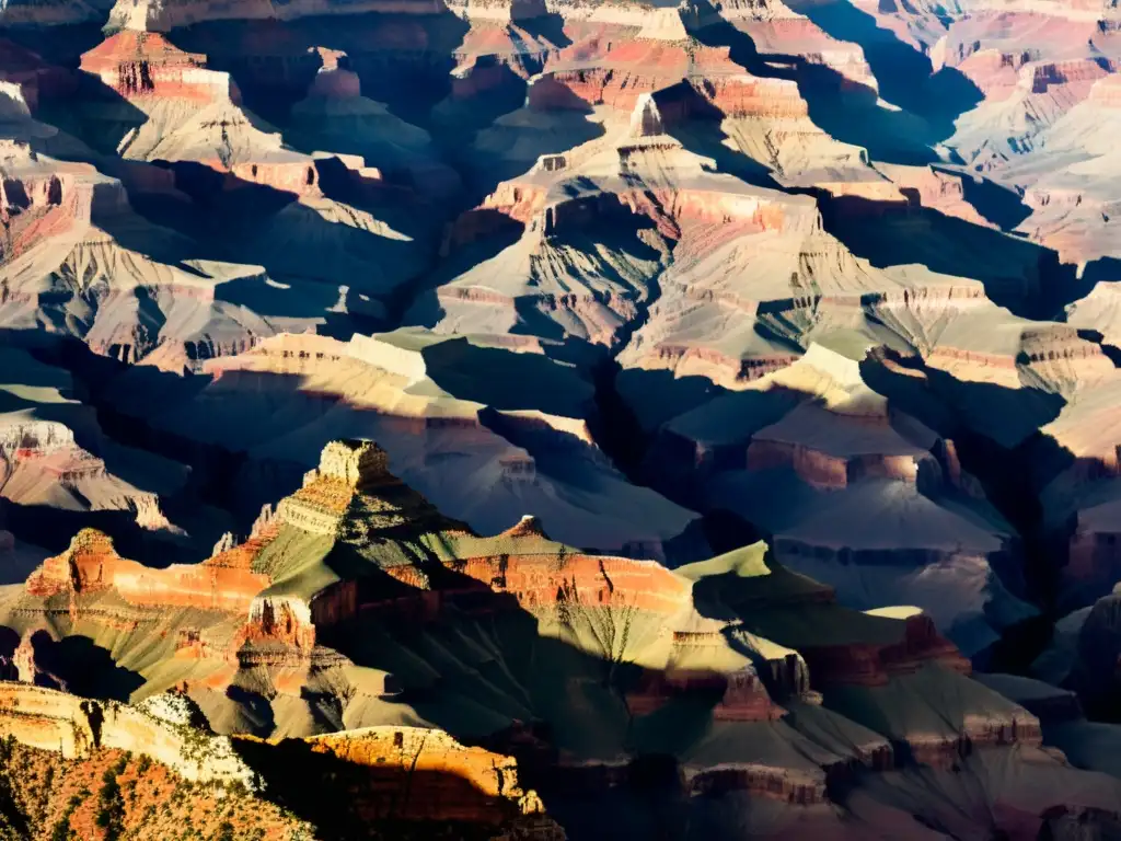 Esculturas naturales modeladas por erosión en el Grand Canyon, evocando la grandiosidad atemporal y el poder de las fuerzas naturales