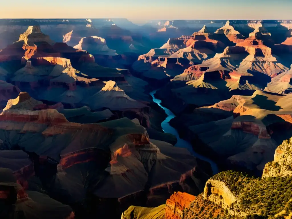 Esculturas naturales modeladas por erosión: la majestuosidad del Gran Cañón capturada en cálidos tonos al atardecer