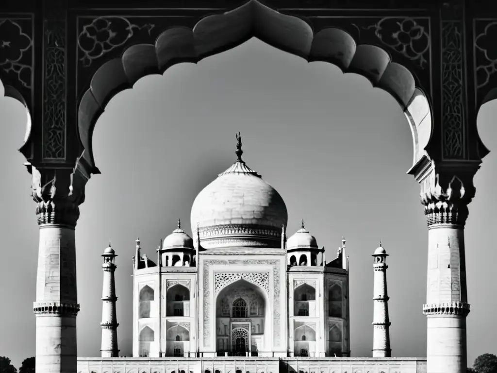 Foto en blanco y negro del Taj Mahal, con sus patrones artísticos de arquitectura mundial y simetría hipnotizante