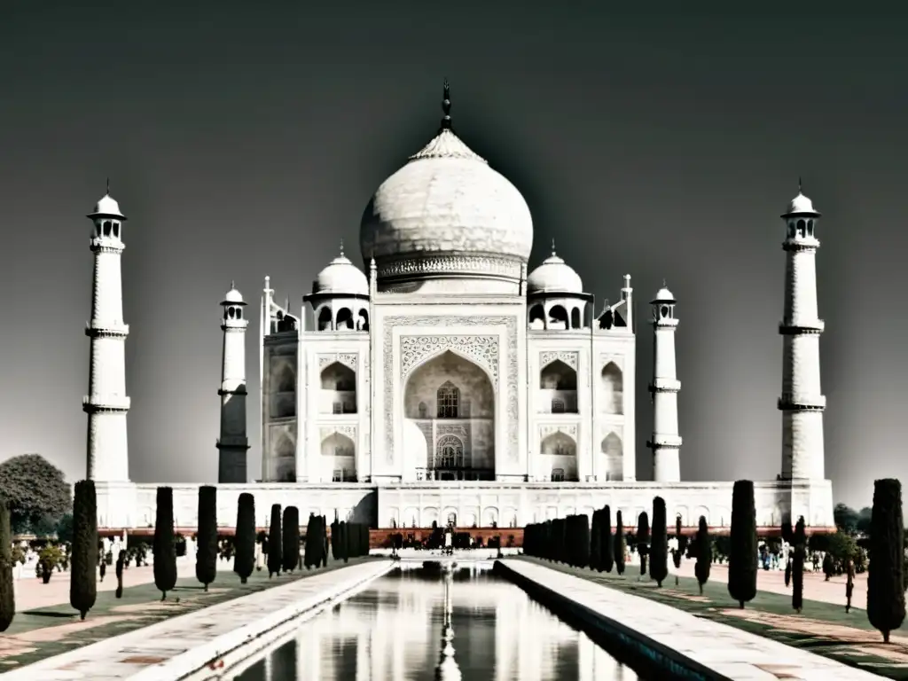 Foto en blanco y negro del Taj Mahal, resaltando sus patrones artísticos de arquitectura mundial y su belleza simétrica