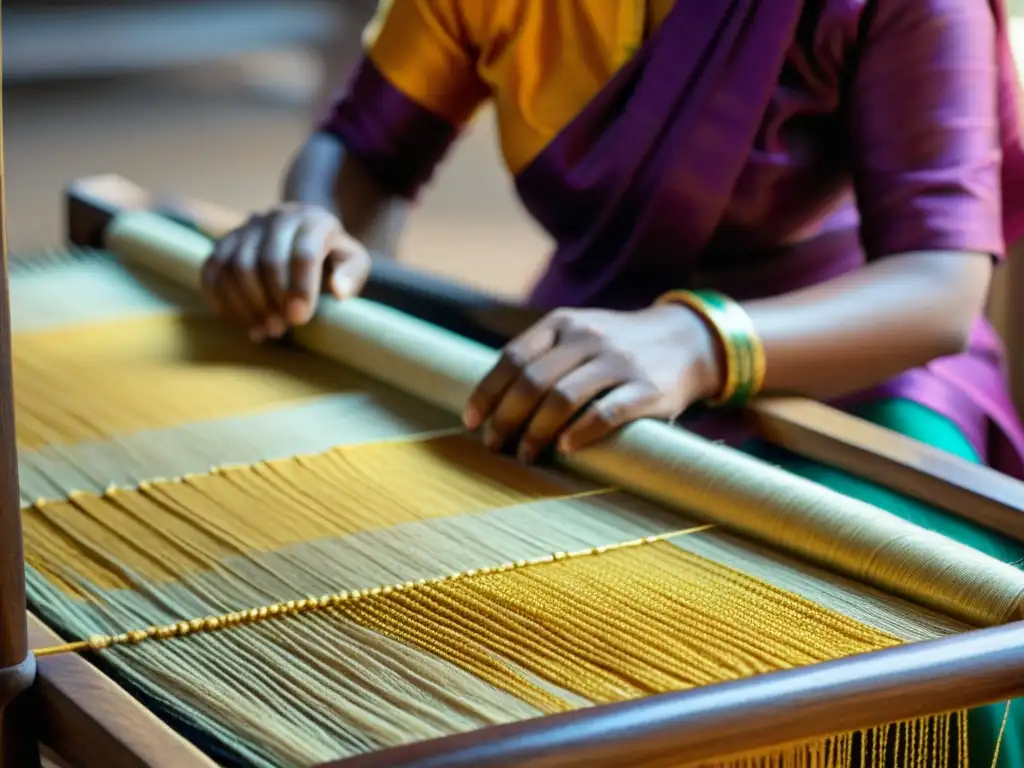 Un hábil tejedor indio crea a mano un deslumbrante tejido de tussar silk dorado en un telar de madera, reflejando la herencia cultural del tussar silk