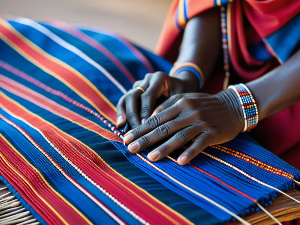 Las hábiles manos de un anciano maasai tejen con maestría hilos rojos y azules, resaltando el significado cultural de los tejidos Maasai