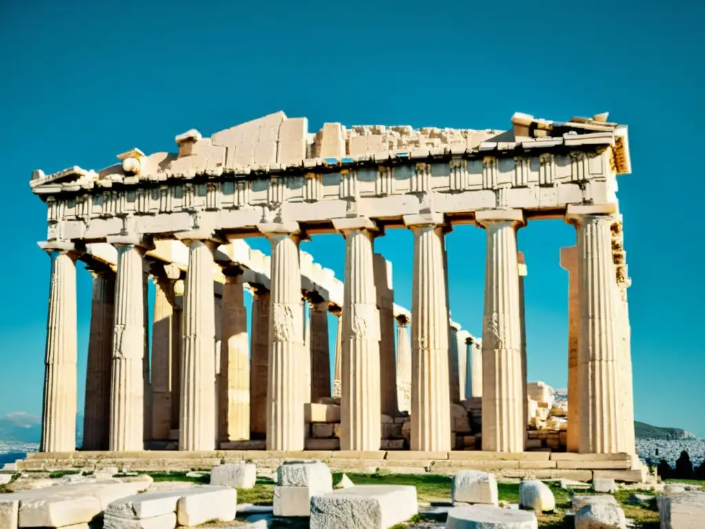 El majestuoso Partenón en Atenas, Grecia, destaca contra el cielo azul, mostrando la influencia de los patrones grecorromanos en Europa contemporánea