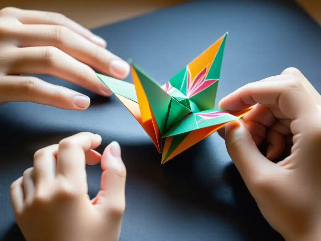 Un niño dobla con precisión un colorido y detallado grulla de origami, mostrando habilidades espaciales a través de la papiroflexia