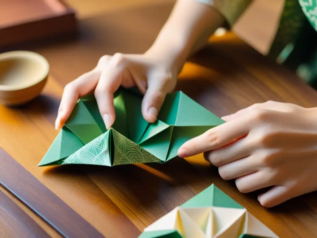 Un par de manos delicadas doblan con precisión un papel de origami estampado, en un ambiente de artesanía y nostalgia japonesa