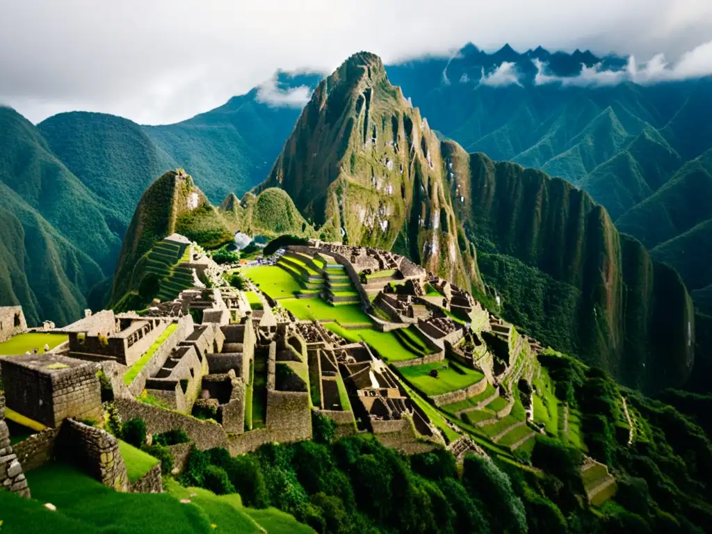 Patrones ancestrales Machu Picchu: Foto vintage de Machu Picchu, con sus estructuras de piedra y montañas verdes envueltas en niebla y luz dorada