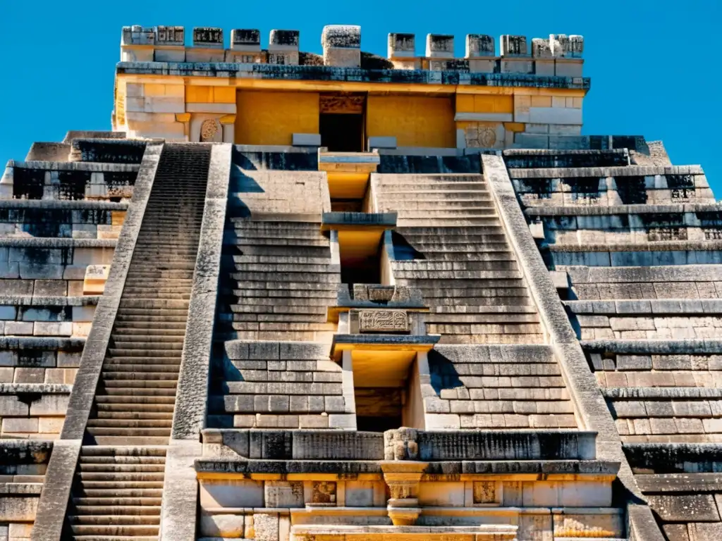 Patrones arquitectónicos de civilizaciones: Intrincadas esculturas de piedra maya en contraste con el cielo azul