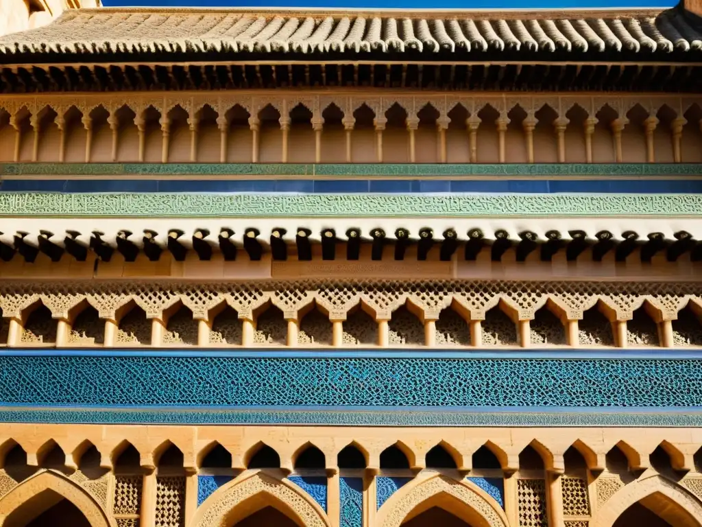 Patrones arquitectónicos de la Alhambra, Granada: Detalles geométricos en piedra antigua bajo el cielo azul vibrante