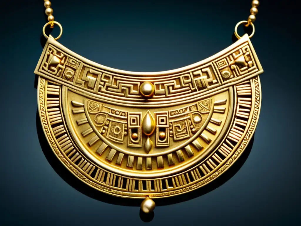 Un pectoral de oro precolombino finamente elaborado con patrones y motivos culturales, reflejando la maestría de los orfebres andinos