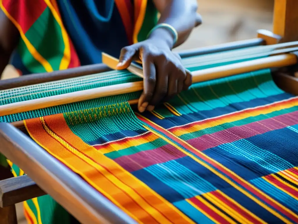 Un tejedor Ashanti de Ghana teje un Kente en un telar de madera, resaltando la artesanía y la herencia cultural