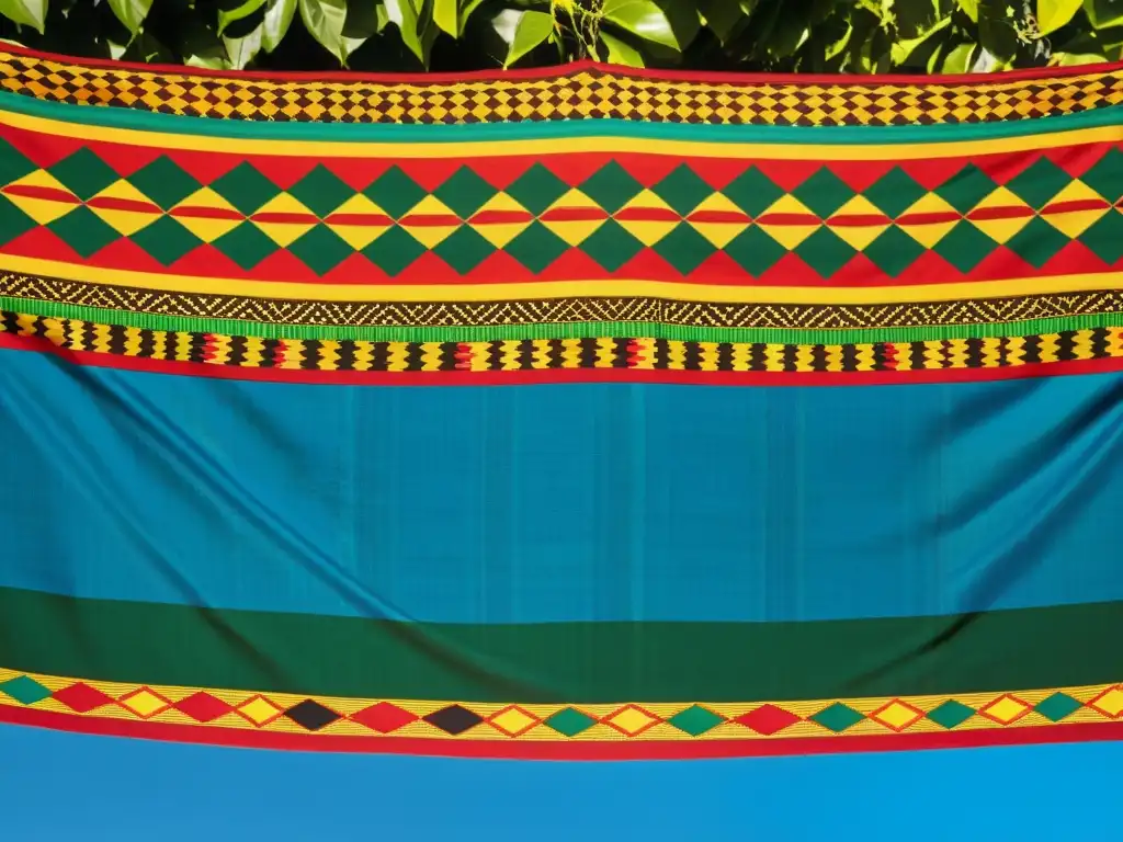 Un tejido Kente vibrante con motivos geométricos en rojo, dorado y verde cuelga orgullosamente sobre un fondo de exuberante vegetación y cielos azules