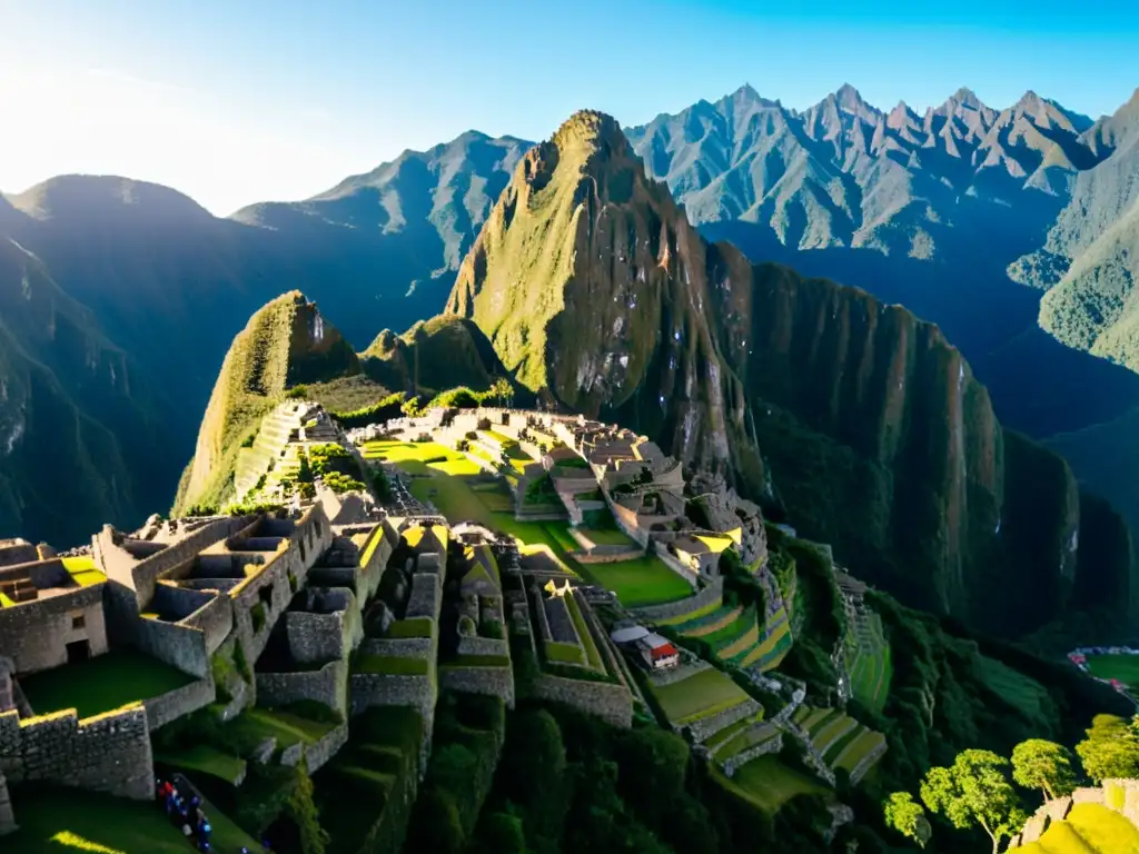 Vista aérea de Machu Picchu con los Andes de fondo, resalta patrones arquitectónicos incas y exuberante naturaleza